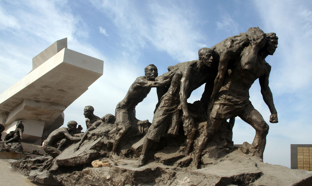 唐山地震纪念性雕塑1.png